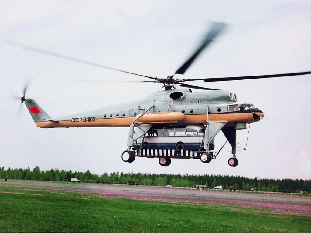 Ми-10 («летающий кран») перевозит автобус