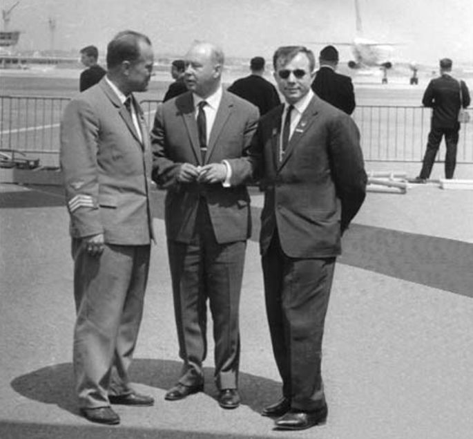 Лётчик-испытатель Василий Колошенко, Михаил Миль и Юрий Гагарин на авиашоу в Ле-Бурже. 1965 г.