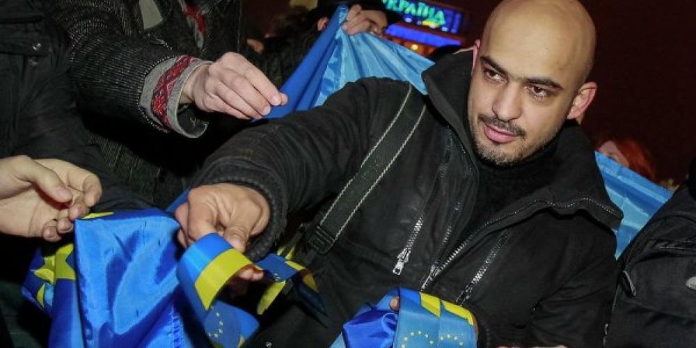 Найем раздает жаждущим символику с намёком на европейское светлое будущее Украины