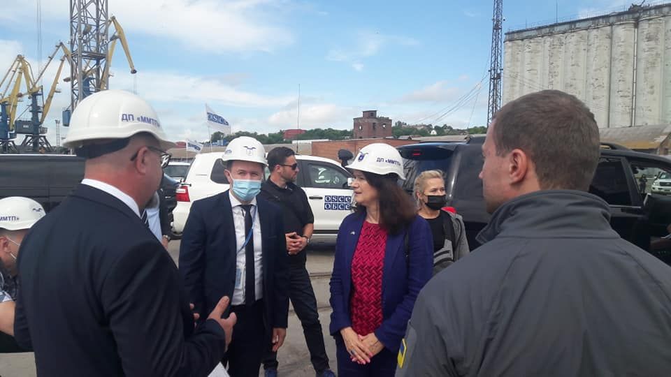 Анн Линде в порту Мариуполя. Источник – Facebook