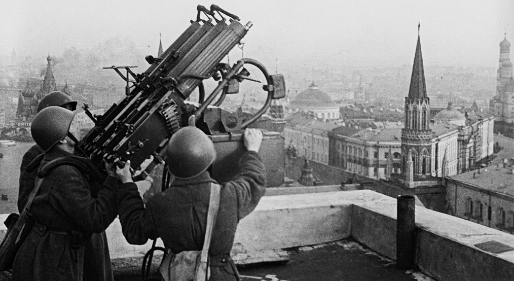 На страже неба столицы. Советские зенитчики на крыше гостиницы «Москва»