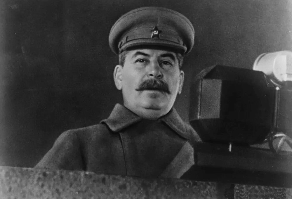 Сталин произносит на параде 7 ноября 1941 года свою речь, которую услышал весь мир