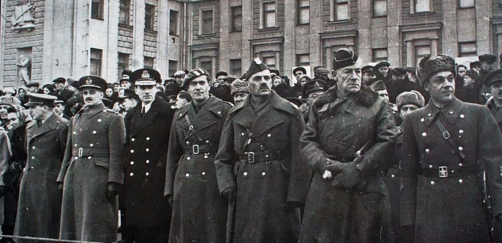 Военные атташе иностранных государств с изумлением наблюдают за парадом 7 ноября 1941 года в городе Куйбышеве