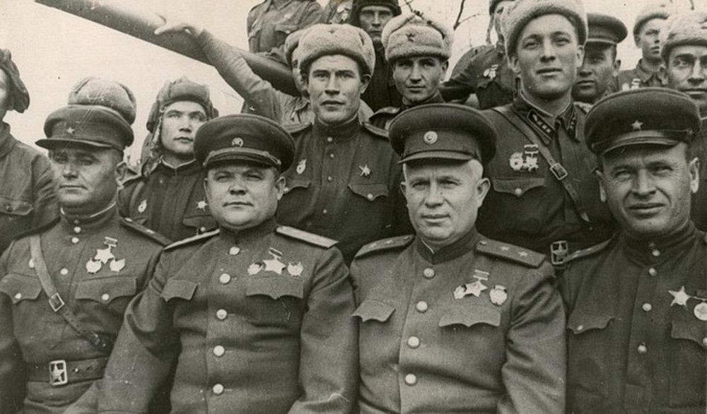 Командующий 1-м Украинским фронтом Н.Ф. Ватутин и член Военного совета фронта Н.С. Хрущёв с отличившимися в боях бойцами и командирами