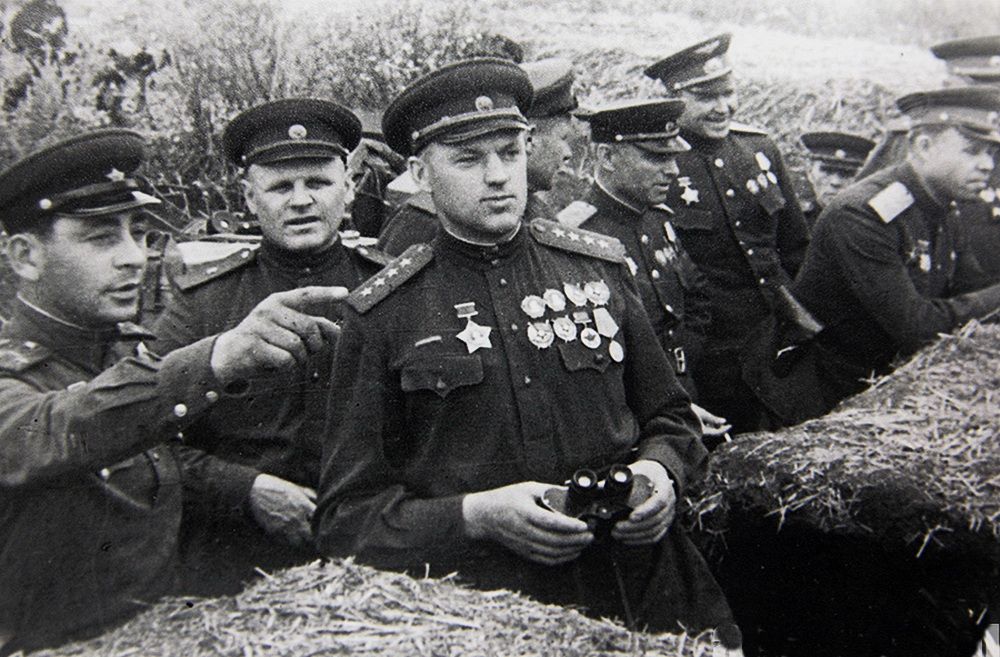 Генерал армии К.А. Рокоссовский на передовой