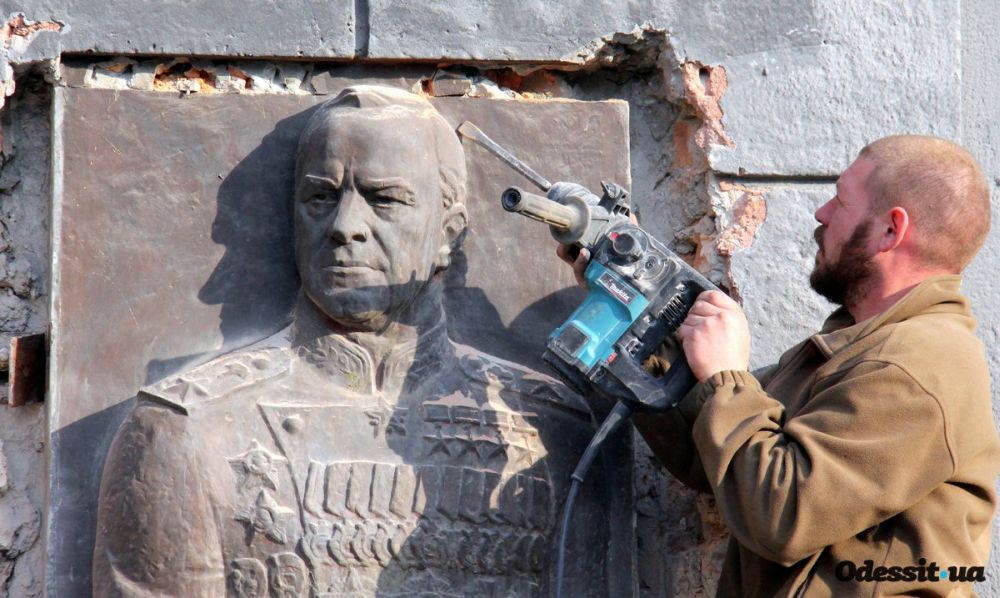 Со стены областного военкомата сносят барельеф легендарному маршалу Жукову, Одесса