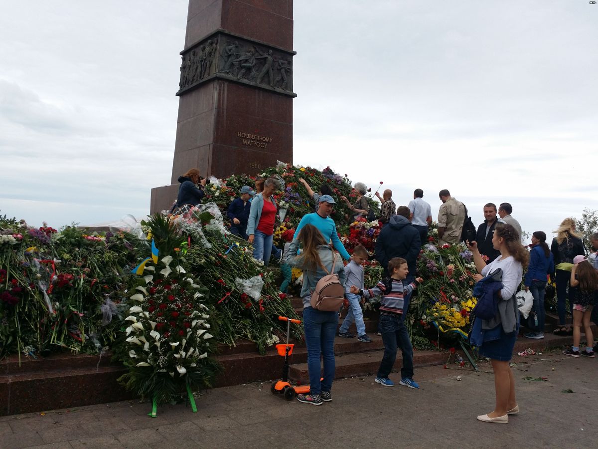 На Аллее Славы 9 мая. Ещё не вечер, цветов будет больше