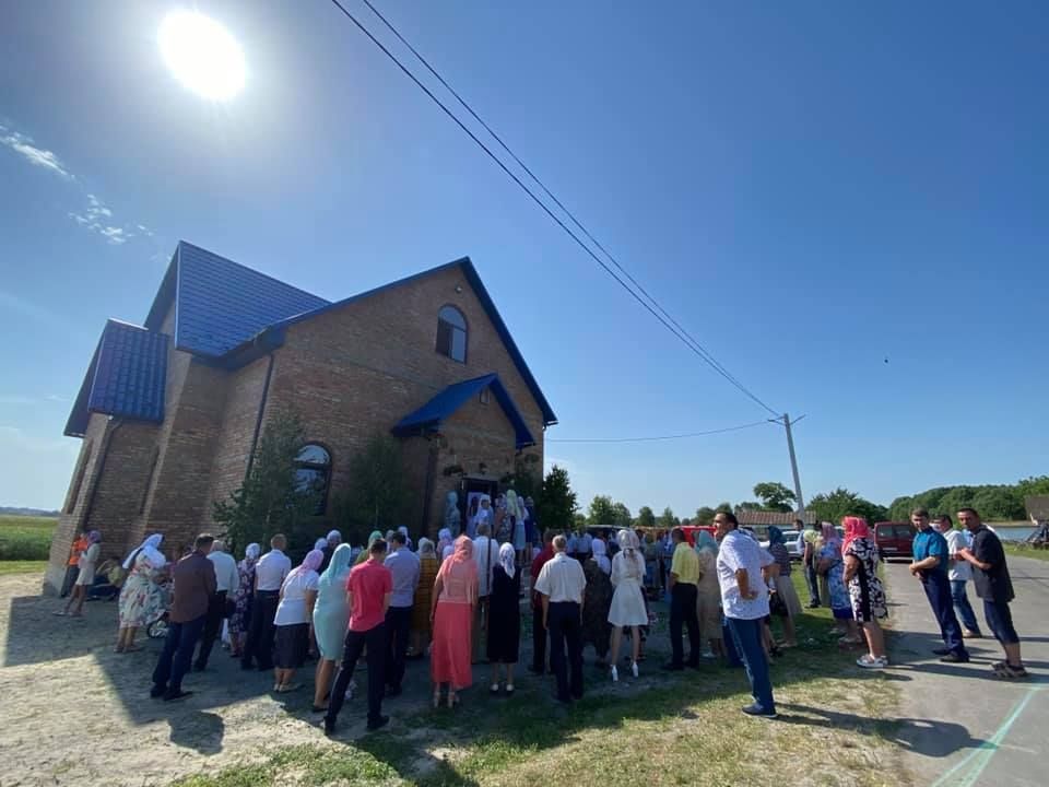 В селе Сестрятин Ровенской области обманутые раскольниками прихожане возвращаются в храм УПЦ МП