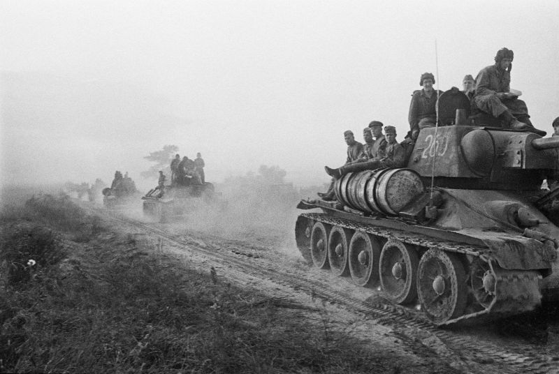 Танки 4-го гвардейского танкового корпуса с бойцами на броне на марше