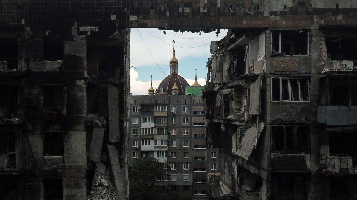 В Мариуполе руины соседствуют с уже отремонтированными домами. Но таких контрастов становится всё меньше