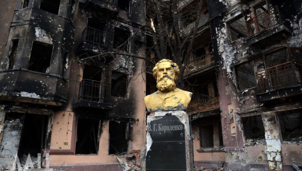 Этот дом на проспекте Ленина демонтируют уже в ближайшие дни – азовцы взорвали его изнутри. Раньше здесь была детская библиотека имени Короленко, закрытая при Зеленском.