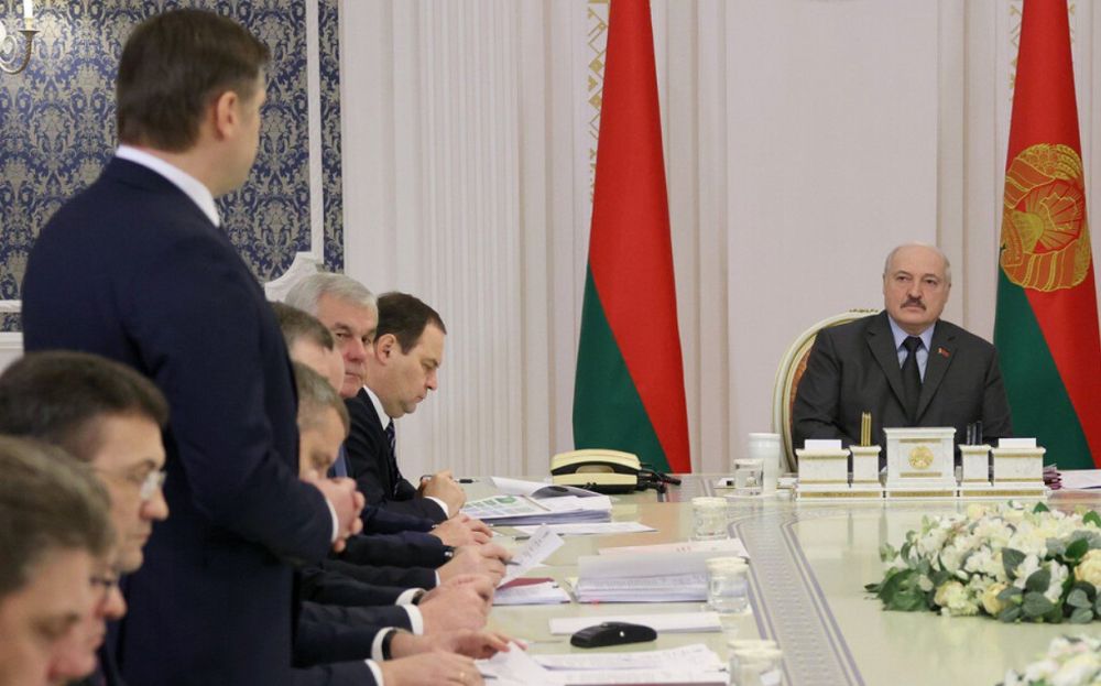 Лукашенко обсудил с чиновниками чувствительную для белорусских и российских бизнесов тему госзакупок. Источник: president.gov.by