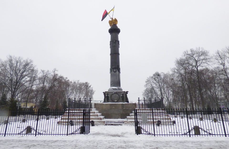 Как унижают памятник Славы русского оружия