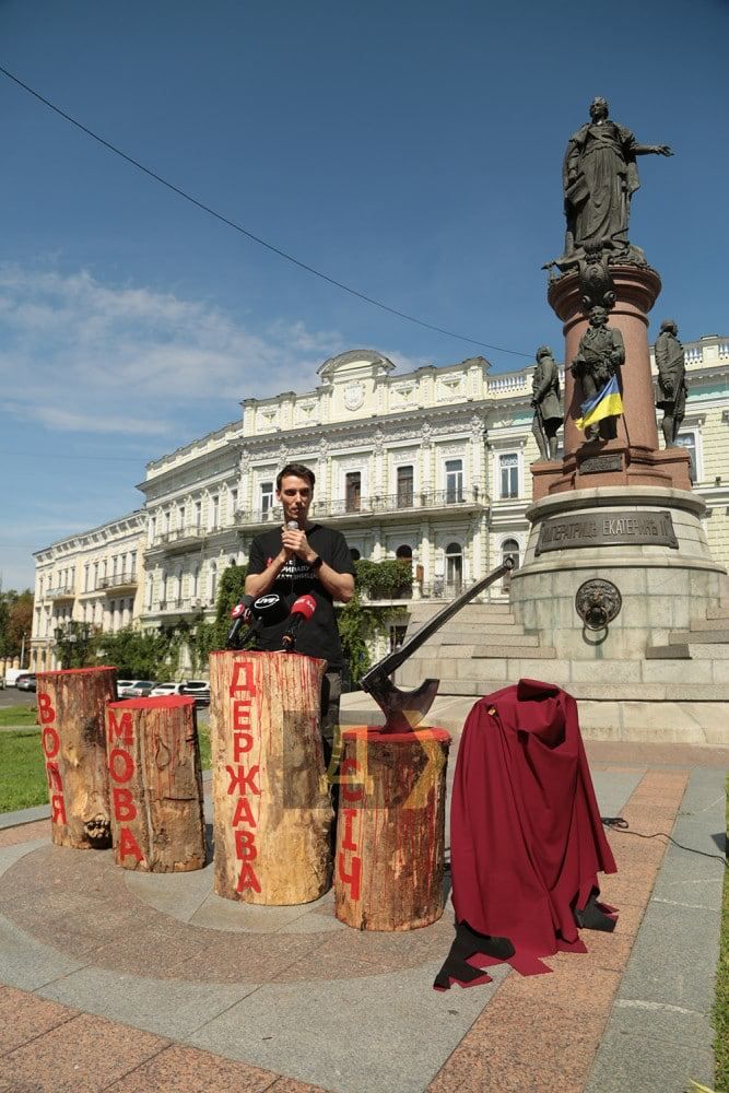 Унылое действо «активистов» у памятника Основателям Одессы