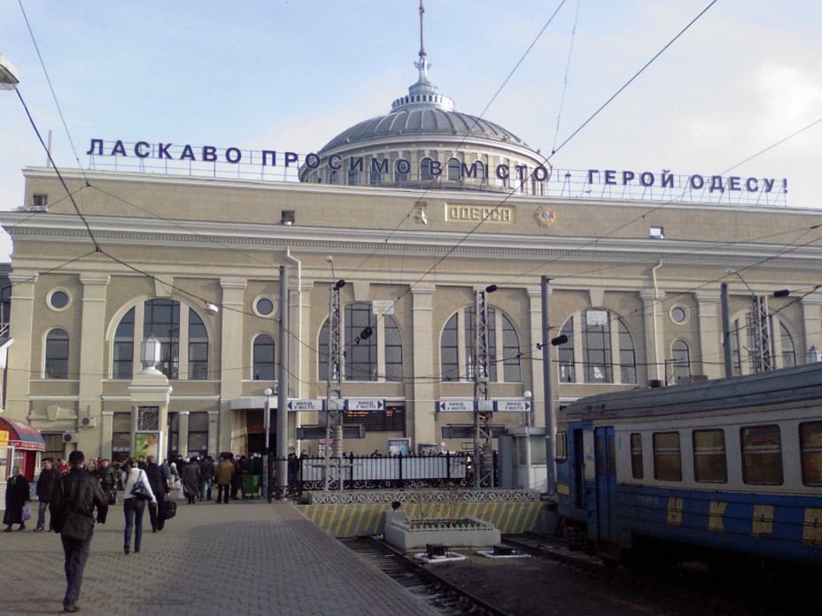 Надпись на железнодорожном вокзале Одессы, украшенная Золотой звездой и ордена Ленина буквально «исколбасила» националистов
