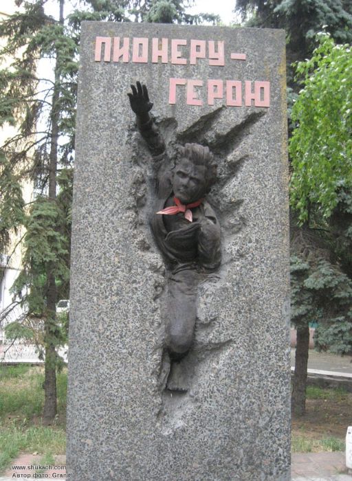 Памятник Толику Балабухе в Приморском районе Мариуполя