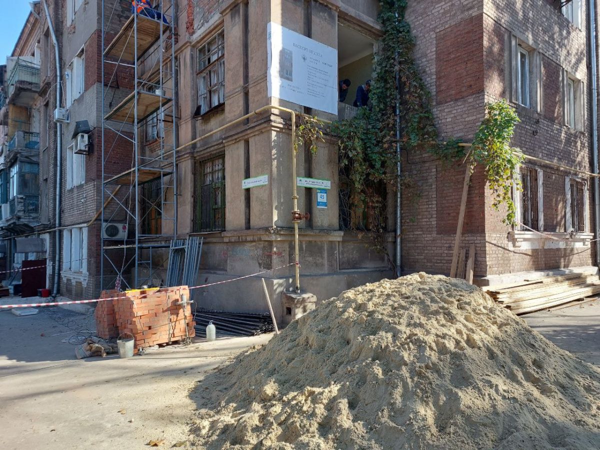 Во всех домах, пострадавших не более чем на 30%, кипит работа – строители готовят дома к зиме.