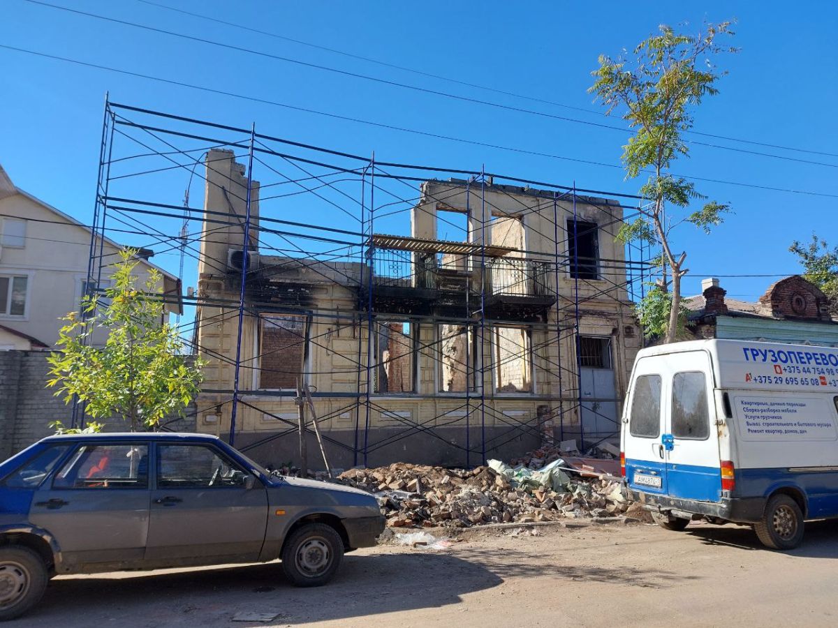 Восстанавливают даже сильно повреждённые дома – если они представляют историческую ценность, как, например, этот дом, построенный в 1898 году.