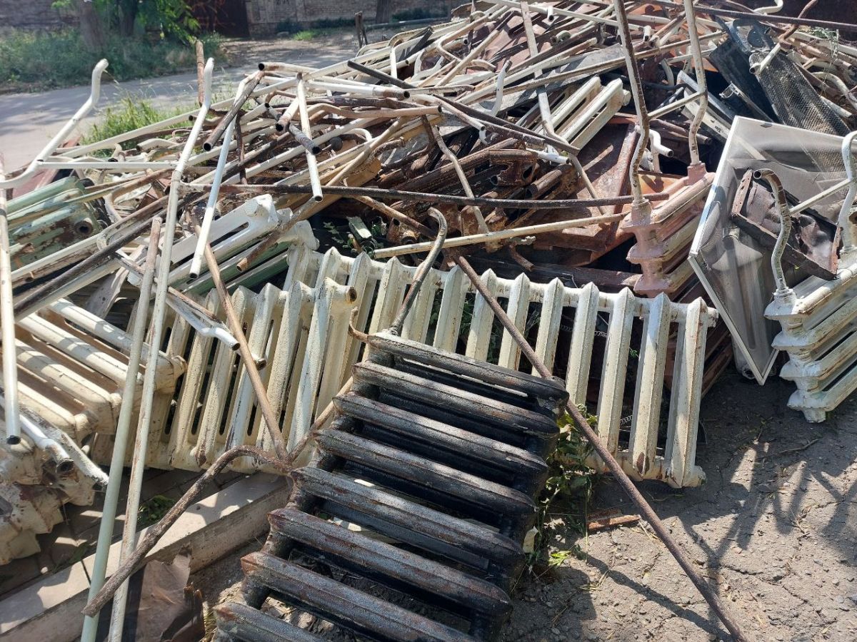 Возле каждого дома в Мариуполе, где идёт капитальный ремонт, гора старых батарей, которые заменят на новые, современные