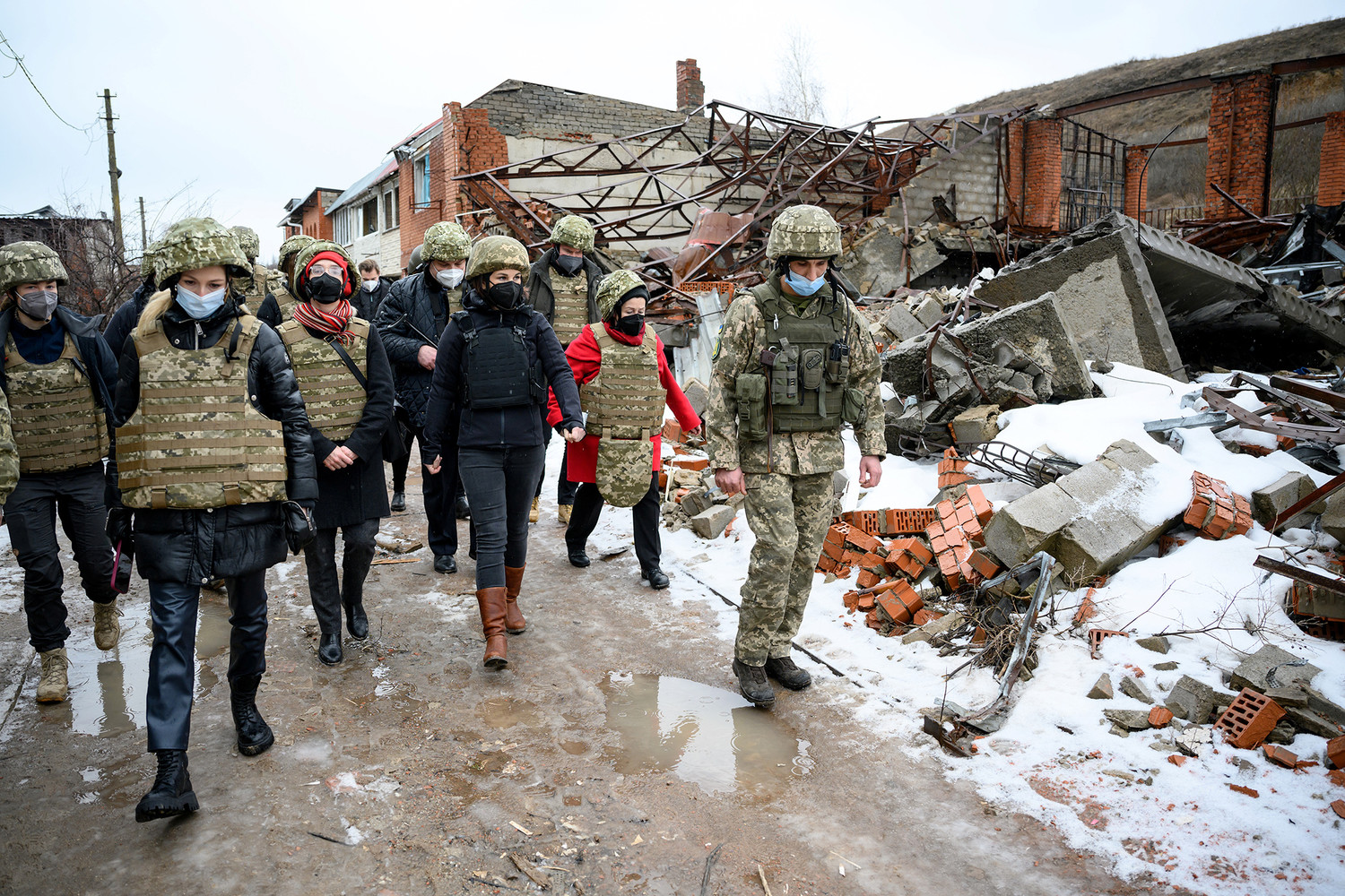 Министр иностранных дел Германии Анналена Бербок во время визита в село Широкино, источник – Twitter Джапаровой