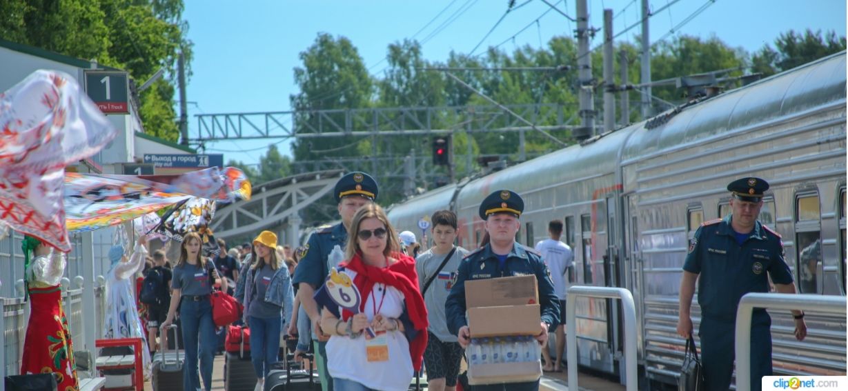 На вокзале мариупольских детей встречали представители МЧС Санкт-Петербурга