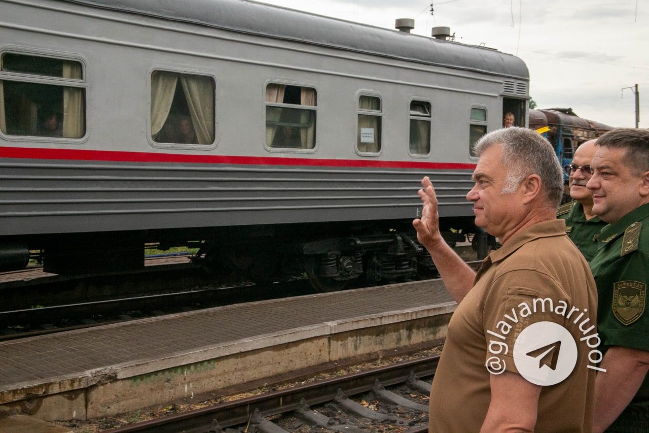 Глава городской администрации Константин Иващенко провожает первый поезд Мариуполь – Волноваха