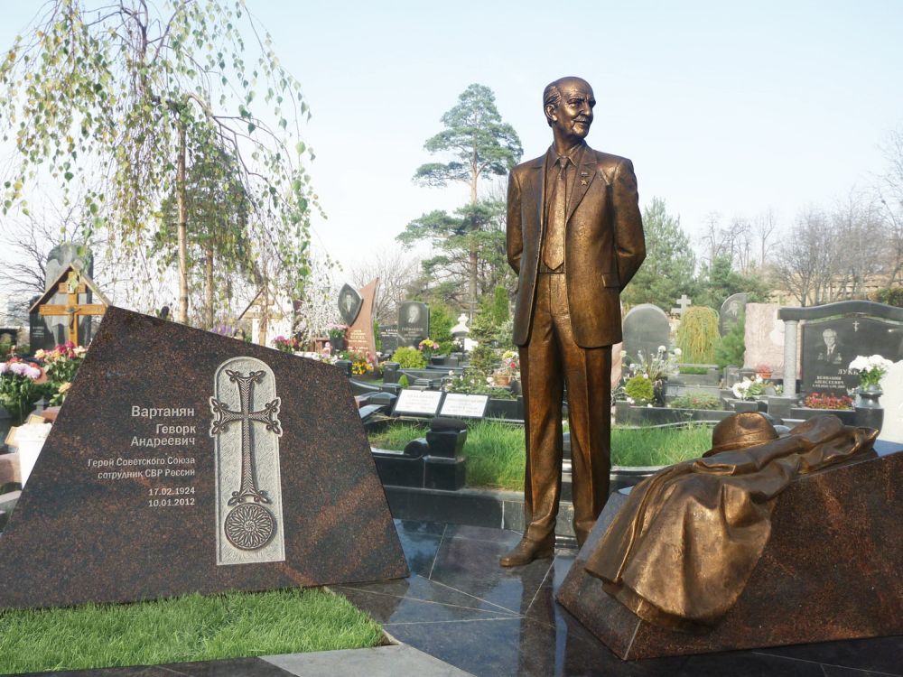 Памятник на могиле Геворка и Гоар Вартанянов на Троекуровском кладбище в Москве