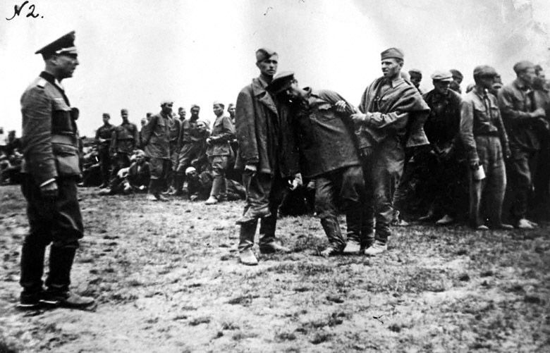 Нацисты отбирают среди военнопленных политических комиссаров. 1941 г. Из трофейных фото, изъятых у солдат вермахта