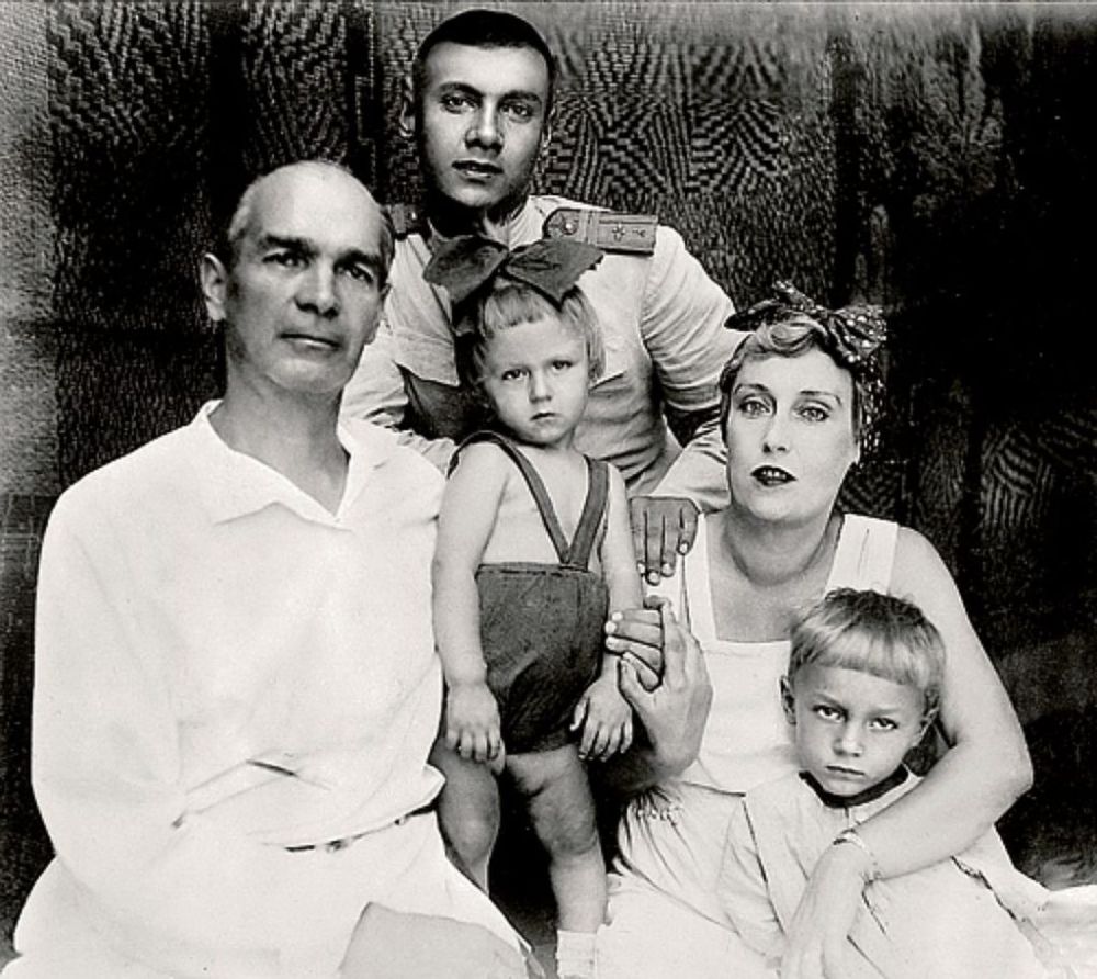 Семья Янковских. Маленький Олег — в центре, с бантиком на голове