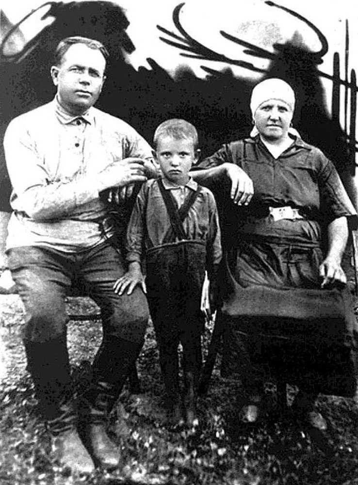 Миша Горбачёв с дедом – председателем колхоза «Красный Октябрь» Пантелеем Ефимовичем Гопкало и бабушкой Василисой Лукьяновной