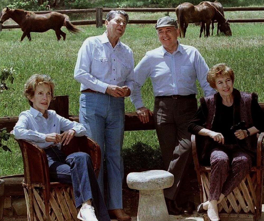 М.С. Горбачёв с женой Раисой в гостях у президента США Рональда Рейгана и его жены Нэнси, 1987 год