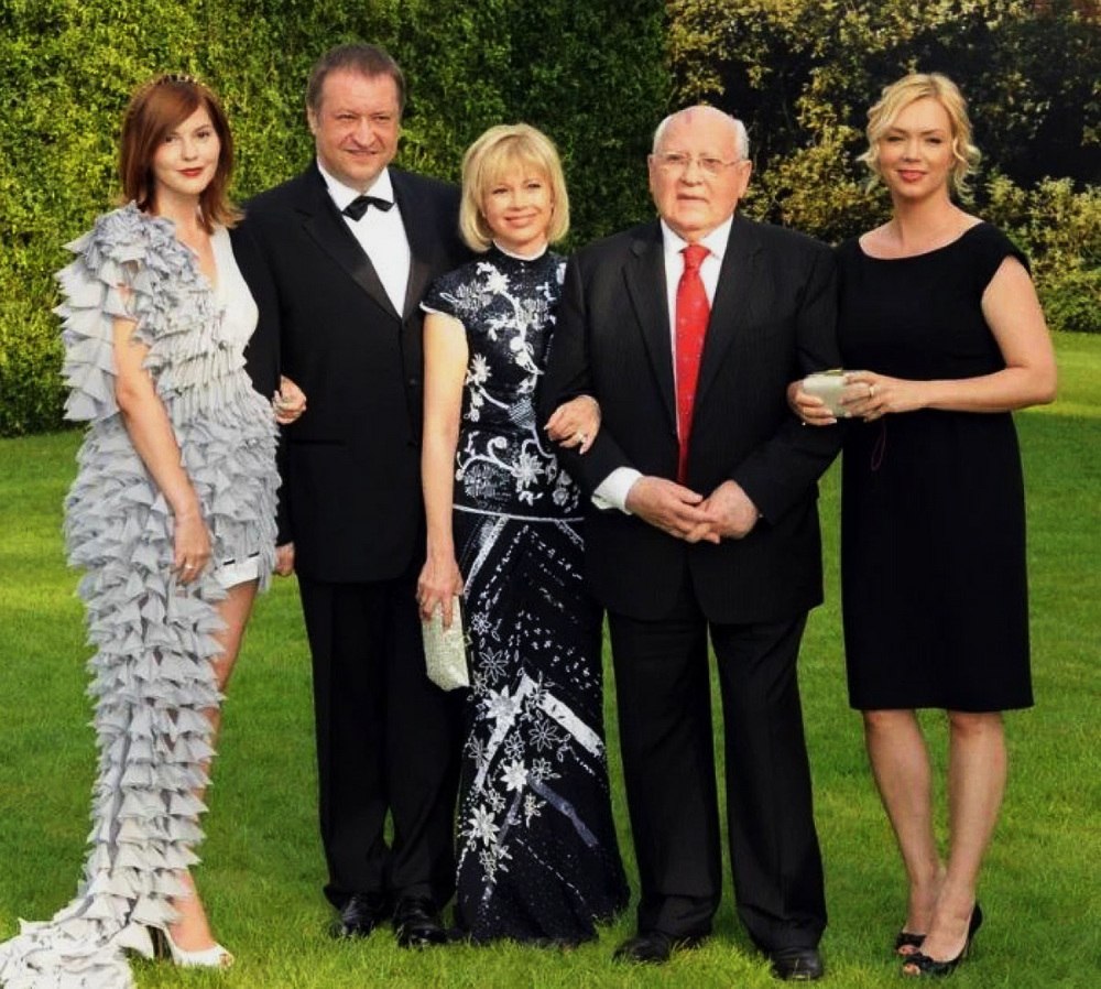 Семейное предприятие: дочери, внучка и зять с Горбачевым во время приема Горбачёв-фонда