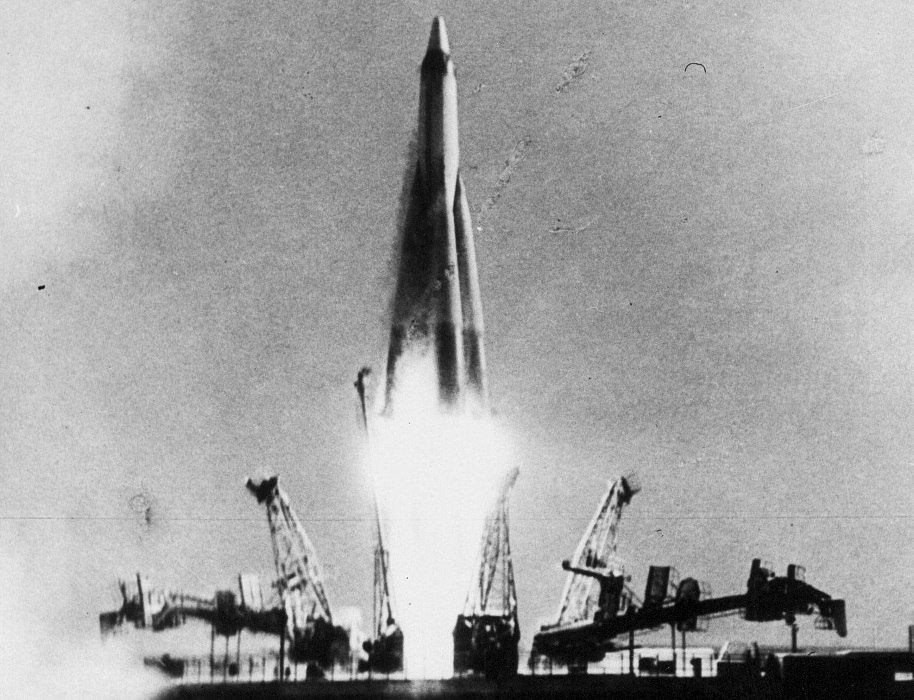Один из первых пусков Р-7. Фото из архива ЦЭНКИ