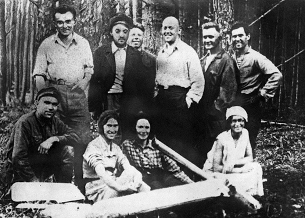 Участники успешного запуска первой советской ракеты ГИРД-9 с жидкостным двигателем. Слева направо: стоит – С.П. Королёв, Н.И. Ефремов, Бурков, Л.К. Корнеев, А.С. Раецкий, Л.А, Иконников. Сидят: Е.М. Матысик, O.K. Паровина, Н.И. Шульгина, З.И. Круглова. Нахабино, август 1933 г. Фото РГАНТД