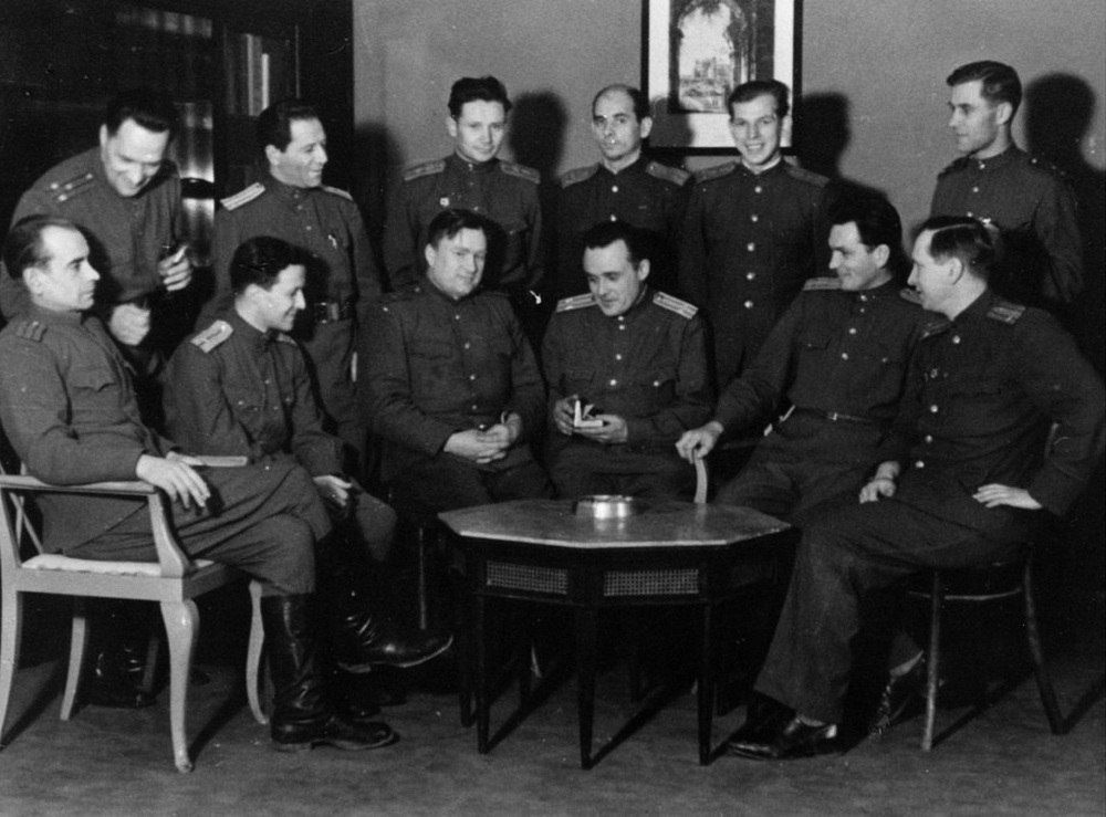 Советские ракетчики в Германии. В центре справа - С.П. Королёв. Бляйхероде, февраль 1946 года. Фото из фонда Государственного музея истории космонавтики им. К.Э. Циолковского