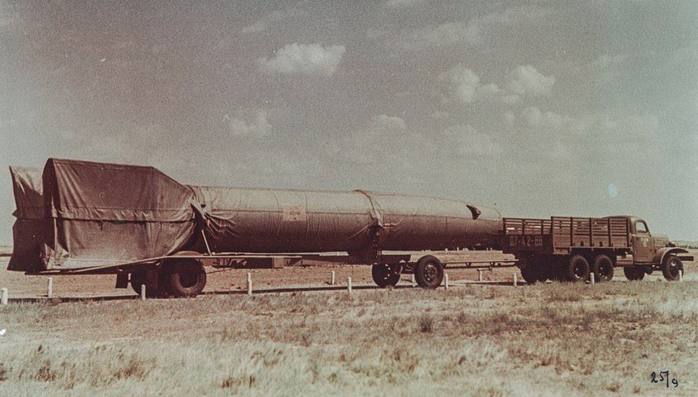 Автопоезд с ракетой дальнего действия Р-2 (8Ж38) на полигоне Капустин Яр