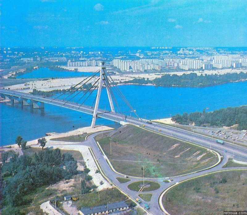 Так выглядел Московский мостовый переход с примыкающими к нему проспектами Красных Казаков и Николая Ватутина во время застройки прилегающих к ним участков. 1970-е