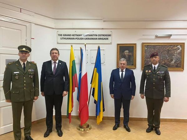 Министр обороны Украины Андрей Таран с коллегами 02.10.2020 в Люблине. Источник: МИД Украины