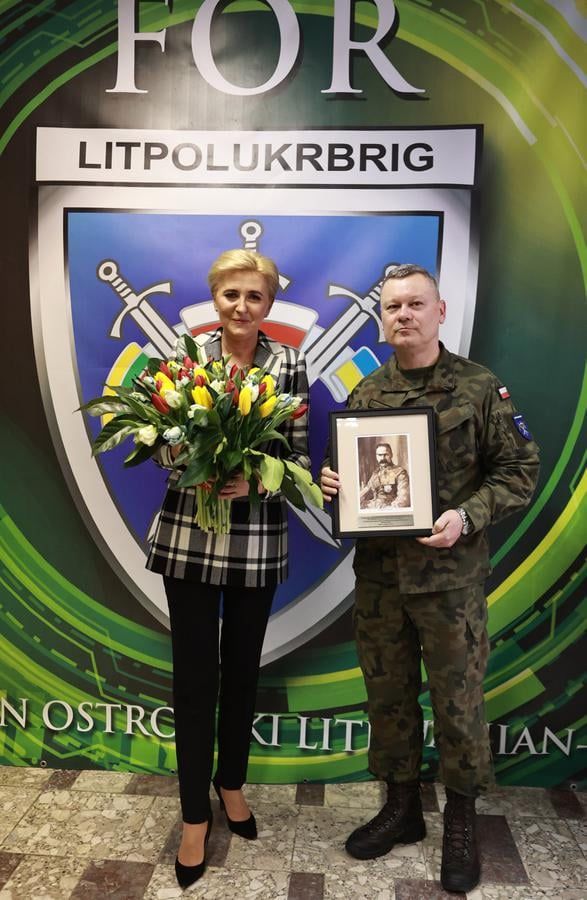 Жена польского президента и польский военнослужащий с портретом Пилсудского в расположении LITPOLUKRBRIG, 13 апреля 2022 года / Фото: Генштаб ВСУ