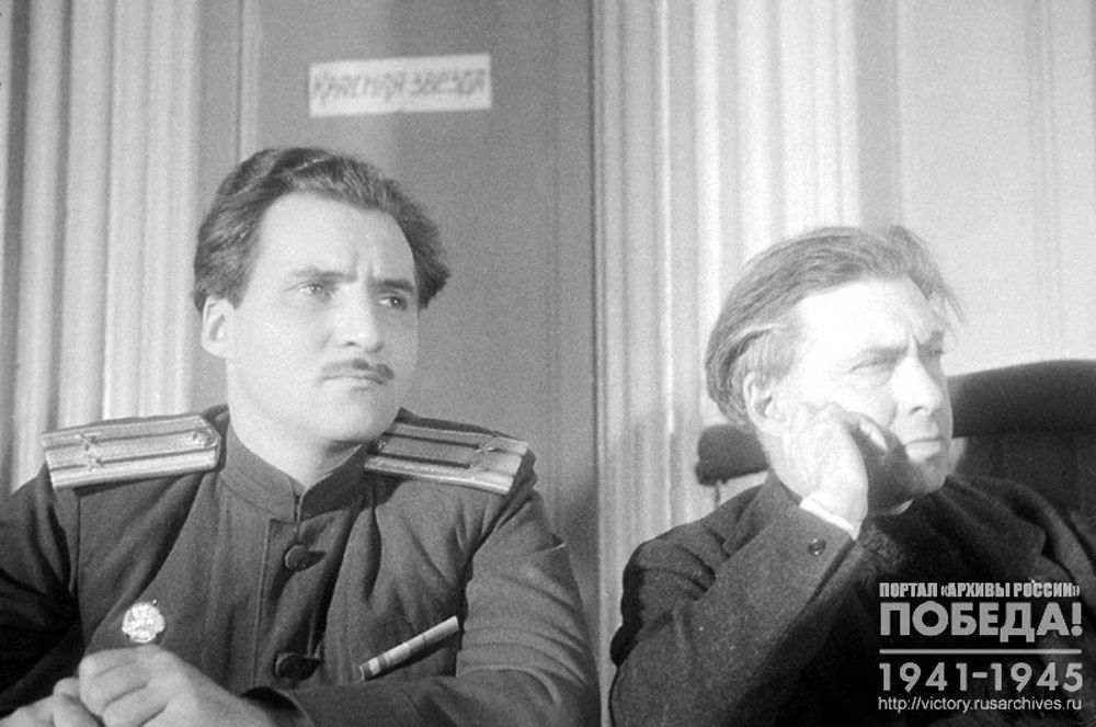 Писатели К.М.Симонов и И.Эренбург на одном из заседаний Харьковского судебного процесса