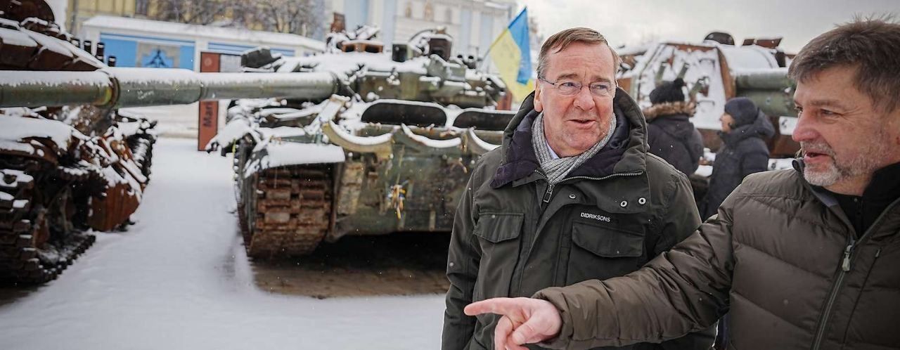 Министр обороны ФРГ Б.Писториус в Киеве обсуждает поставки немецких танков / Бундесвер