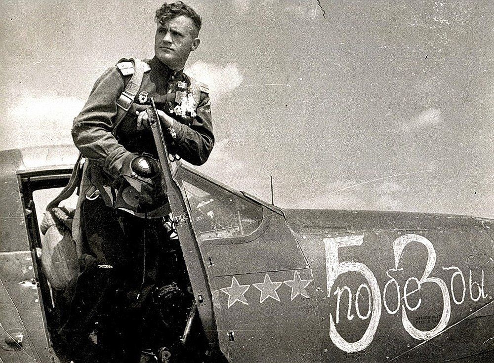 Гвардии капитан Николай Гулаев в кабине своей «Аэрокобры». Июль 1944 г. Военная фотохроника