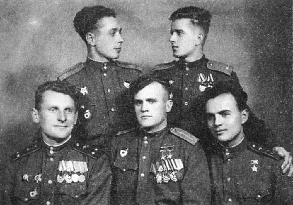 Николай Гулаев в кругу сослуживцев, боевых товарищей