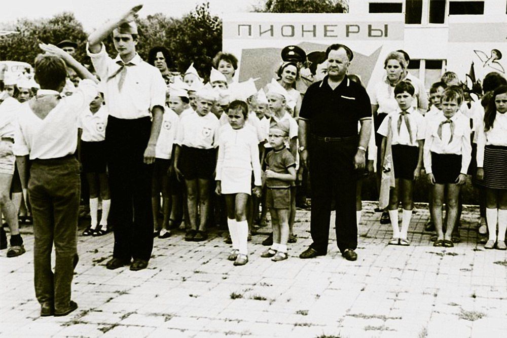 Генерал-полковник Н.Д. Гулаев с детьми в созданном им пионерлагере под Анапой