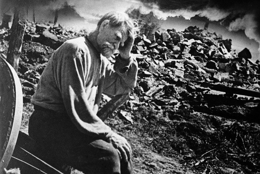 Житель одной из сожженных черниговских деревень у развалин своего дома. Фото датировано 18 июня 1943 года