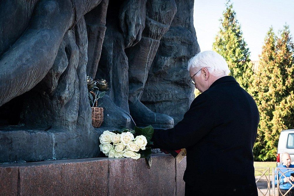 Крокодиловы слёзы Франка-Вальтера Штайнмайера у памятника жертвам Корюковской трагедии: мёртвым – цветы, украинским боевикам – оружие. Чтобы и дальше убивали…