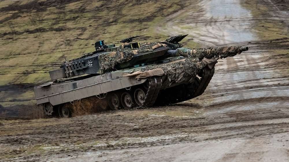 ФРГ передаёт 14 своих основных боевых танков Leopard 2A6 «Украине для поддержки страны в войне против России» / Бундесвер