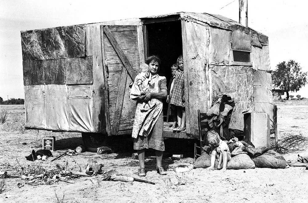 Нищенствующая американка со своими истощёнными детьми во времена Великой депрессии. Фото Getty Images