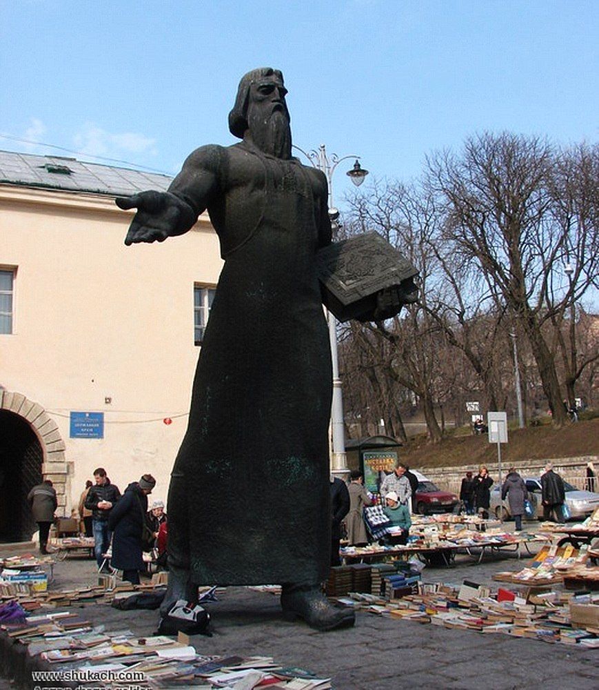 Памятник Ивану Фёдорову во Львове пока не «декоммунизировали», он стоит посреди стихийного книжного рынка