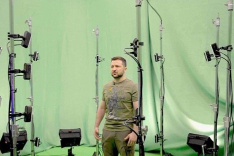 Когда-то президент Украины ассоциировался с институтом президентства. Потом президента Украины «оцифровали», превратили в «цифровую мумию», которой и с которой можно делать что угодно.